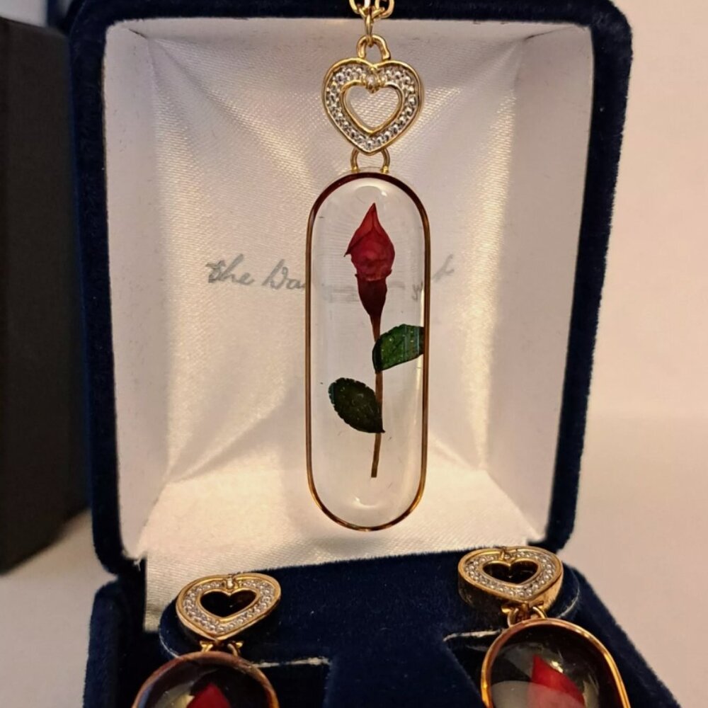 Danbury Mint Gift Set Earrings And Pendant Flowers Rose And Hearts Gold Tone - Picture 8 of 11